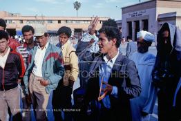 Image du Maroc Professionnelle de  s rencontres inimaginables sur la fameuse place Jemaa El Fana de Marrakech, cette homme qui prétend être un médium raconte des histoires à une certaine catégorie de public sur la démarche à suivre pour résoudre leurs problèmes, Jeudi 19 Mai 1988. (Photo / Abdeljalil Bounhar) 